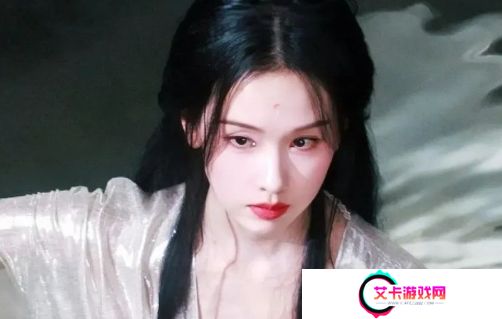 《月鳞绮纪》未播先火，鞠婧祎红衣装扮太好看，陈都灵一人分饰三角