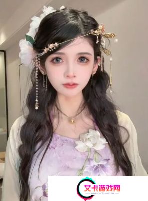 狗头萝莉举办免费送饼活动，吸引大量人来围观，称金主看到后超开心