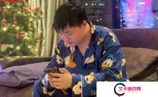 Uzi深夜直播自述压力太大，称十分努力但人气不达标，工资都拿不到