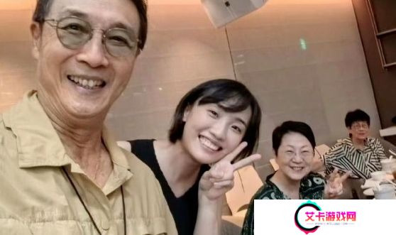 42岁胡歌罕见秀恩爱，晒与妻子合照，互动亲密太幸福，好有夫妻相